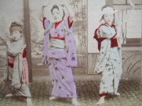 明治 手彩色  古写真　「踊る女性三人」　9×14cm　
